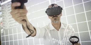 uomo con visore 3D su uno sfondo digitale